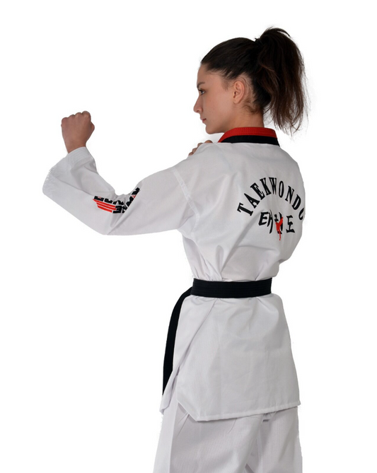 Добок с червено-черна яка